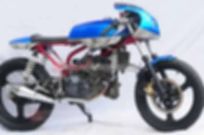 Konsep ubahan unik ditunjukkan rumah modifikasi Daeng Custom Mastery (DCM) Purwokerto, Jawa Tengah. Menggabungkan tiga pabrikan. “Konsep dasar memang Cafe Racer (CR). Tapi, olahannya dibuat nyentrik dengan basis berbeda. Contohnya tangki dari Suzuki 