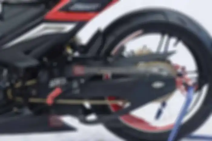 Mengimbangi tampilan bodi yang gagah, modifikasi roda di Yamaha Jupiter MX King Ala Yamaha X-1 wajib dilakukan. Kris comot ajrutan depan variasi model upside down.