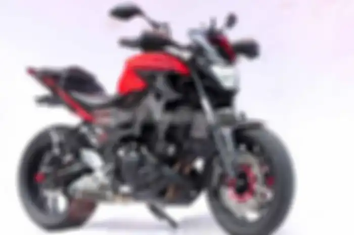 Rizqiyana Aditama, member komunitas Yamaha MT25 Yogyakarta, kerap kali ikutan turing bersama rekan sekomunitasnya itu. Nah, biar mumpuni diajak riding jauh dan terlihat stylish, bodi Yamaha MT25 jebolan 2015 miliknya di-modif lebih kekar kayak moge. 