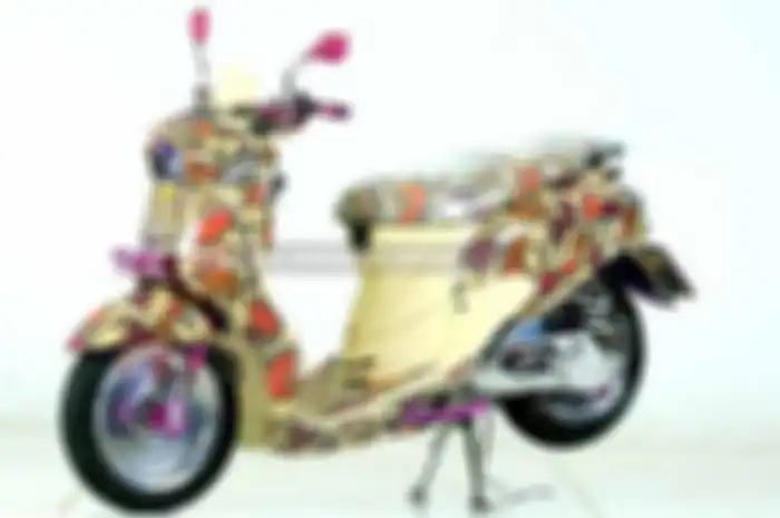Dari kejauhan motor satu ini sangat berbeda dengan kontestan modifikasi motor lainnya. Karena Yamaha Mio Fino ini mengusung konsep batik di motornya, dan andalkan kaki-kaki gambot di sektor kaki-kaki. Padahal cuma modal dua juta untuk modif seperti i