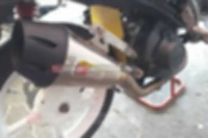 Langkah membesarkan diameter piston alias bore up, diambil cuma menggunakan piston murah meriah, yakni merek NPP dengan diameter 58 mm. Jika dihitung menggunakan rumus, kapasitas silindernya jadi 153 cc. Piston tadi, mempunyai dome setinggi 2,5 mm. D