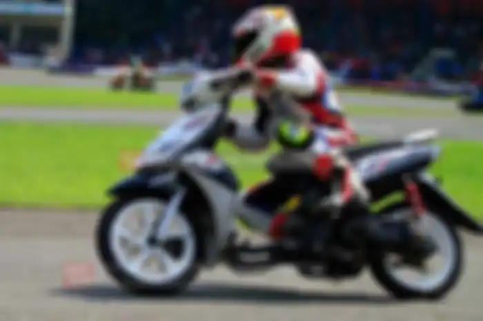 Bermain di kelas All Matic dan Matic Injection pada ajang fun race D Event, Yamaha Mio J besutan Jamaludin selalu langganan podium. “Biasanya sih masuk 3 besar, cuma seri kemarin ada trouble, jadi finish ke-4.