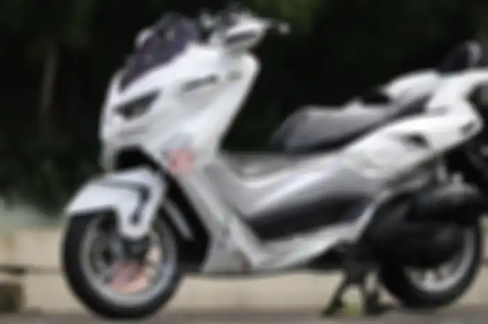 Buaya? Macan? Husss.. ini bukan soal hewan predator ataupun monster pemangsa. Melainkan sosok Yamaha NMAX, yang sudah dimodifikasi bergaya predator. Konsep predator tersebut nampak pada body kit yang diaplikasi di depan.