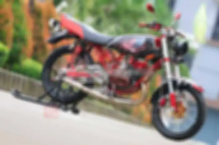 Meski motor jadul, modifikasi Yamaha RX King ini ogah mainstream kayak yang lain. Tuh, tengok saja! Doi memasang sok depan jenis upside down, sehingga membuat tampilan kaki-kaki terkesan kokoh dan gagah. “Jarang ada RX-King