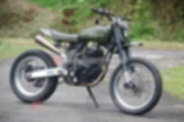 Jadi seorang builder, tentu kurang afdol jika semplakannya sendiri tampil standar pabrik. Makanya, biar gak dikata kurang gaul, Suwieryo, owner gerai modifikasi Wieryo Custom Garage (WCG), kasih sentuhan modifikasi pada Yamaha Scorpio miliknya.
