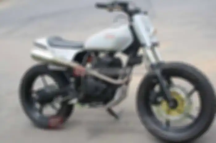 Arie Surya Modification (ASM) asal Semarang, Jawa Tengah, coba menyuguhkan gaya flat track klasik keren berbasis Yamaha Scorpio 2006. Punggawa ASM, Arie Surya, bukan orang baru di dunia modifikasi yang terkenal dengan bandeng prestonya ini. Doi paham