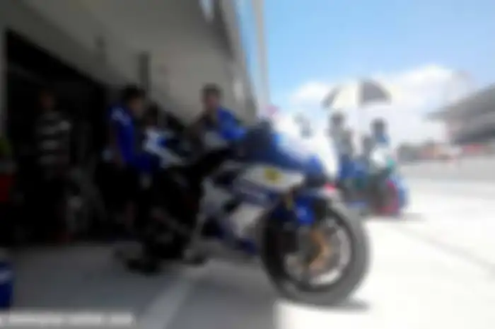 Cuaca panas hantui para pembalap saat tampil di Suzuka 4 Hours Endurance Race sejak latihan Kamis, (24/7) hingga race day, Sabtu (26/7) kemarin. Suhu di sekitar lintasan yang mencapai 35 derajat celcius.