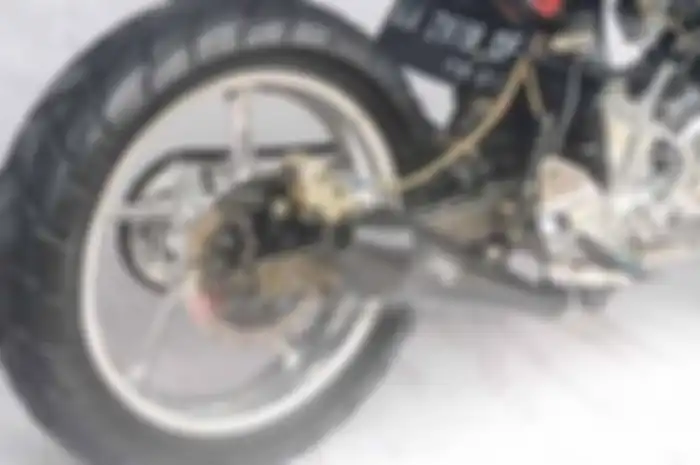 Tampilan bodi Yamaha Byson yang mulai kelihatan gaya cafe racer sudah kece, lanjut ke roda. Ternyata komponen