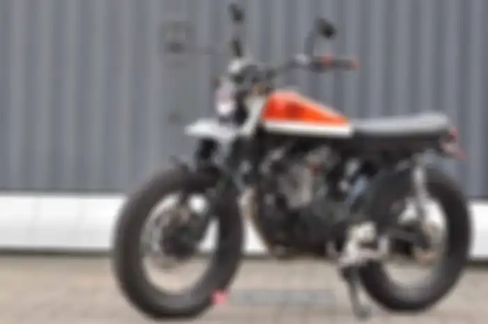 Berry Agustinus memilih Yamaha Byson diubah mengarah aliran japs style yang sesuai taste-nya. “Tapi, tetap fungsional dan safety. Selain itu, tidak merepotkan diajak riding,” ucap owner Monochrome Custom Part di Jl. Beringin Raya, No. 100, Perum 1, T