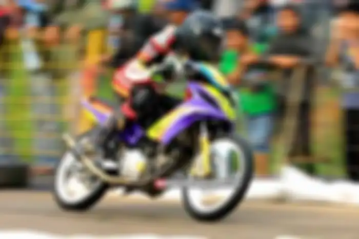 Kejurda Walikota Road Race Bekasi Championship yang dihelat awal Maret lalu (10/4), meninggalkan kesan. Soalnya Yamaha Jupiter MX 135 bisa mengalahkan motor yang sudah 150 cc. “Motor benar-benar ‘diperas’ tenaganya. Lay out sirkuitnya banyak high sp