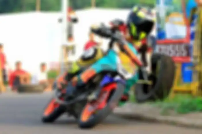 Setelah beberapa edisi lalu membahas Yamaha Jupiter MX King 150 juara kelas utama bebek 150 cc seeded, kali ini Yamaha Jupiter MX 135LC juara kelas beregu atau tim yang digas Irvan Chupenk. Meski motor ini baru turun pertama kali, tapi sudah berhasil