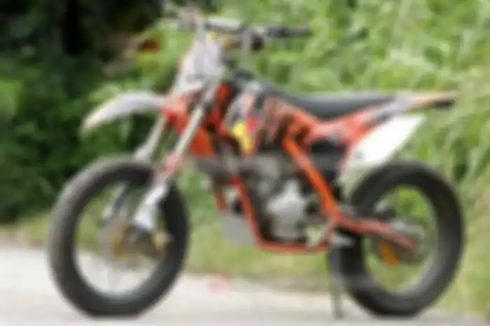 Rombakan yang disasar ala SE 85, soalnya mengejar bentuk proporsional ala supermoto. Dirangkai dari pilihan sasis baru sesuai dengan konsep. Caranya, konstruksi sasis diubah dari bentuk awal ala underbone, jadi sport. Sasis utama menggunakan pipa kot