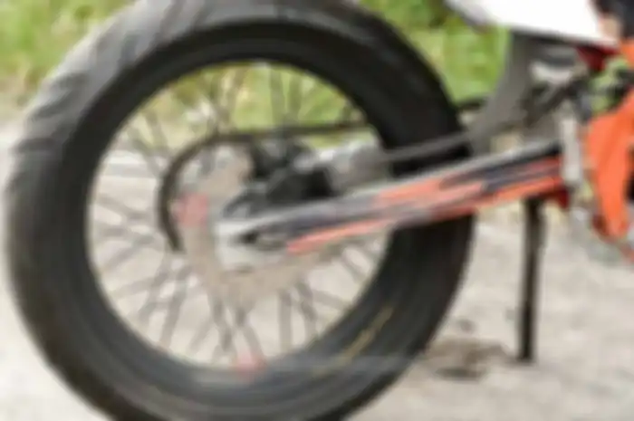 Sedangkan untuk aplikasi bodi, sepaket baju lansiran KTM 86 edisi 2016 tinggal templok ke sasis baru. Hanya menyesuaikan dudukan braket panel bodi saja. Seperti dudukan sayap tangki dan bodi belakang sekaligus sepatbornya. Tak lupa Agus menghitung di