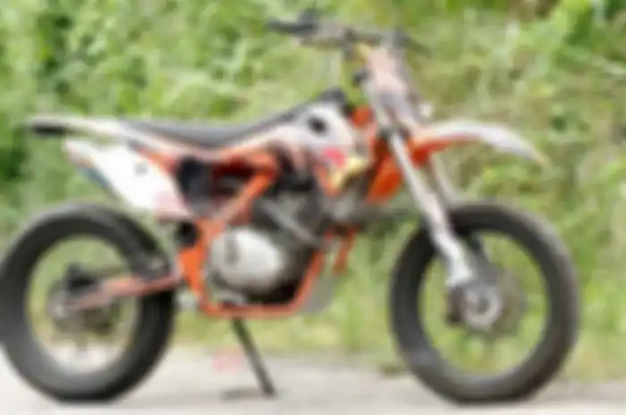 Bikin semplakan tampak proporsional bisa diatur dari olahan sasis. Seperti Agus dari rumah modifikasi DYX Custom (DC), Solo, bikin sasis baru dalam merangkai konsep supermoto. Dimensi mesin Jupiter MX 135 jadi terlihat proporsional, lebih tinggi dan 