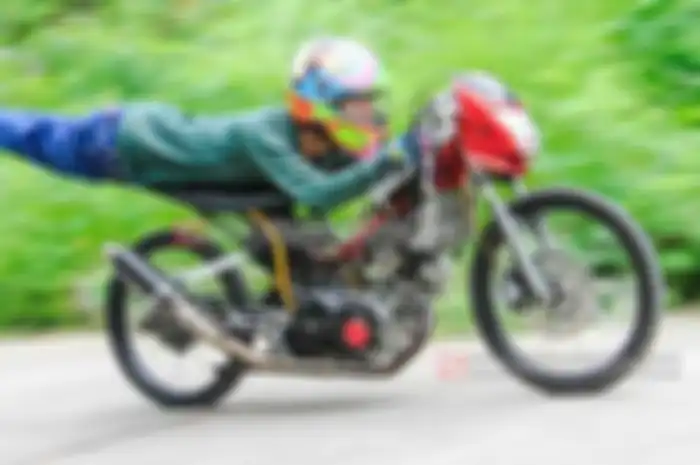 diganti yang gedean dari produk aftermarket, ukurannya 28/24 mm (in/ex). Tak ketinggalan kem Yamaha MX135 spek 500 meteran diperlebar