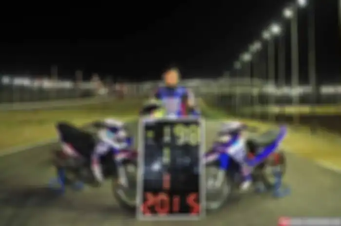 Besutan rider kelas pemula, Awhin Sanjaya dari tim Yamaha Trijaya ini, beda jenis. Yang satu masih menggunakan karburator (MP4/Bebek 4-Tak Tune Up 110 cc Pemula), dan satunya lagi sudah injeksi (MP3/Bebek 4-Tak Tune Up 125 cc Pemula). Jurus korek Yam