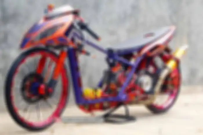 Yamaha Mio ini langganan juara kontes modifikasi kelas racing look. “Resepnya, pakai airbrush yang simpel namun nendang. Dikombinasi tampilan ala motor balap