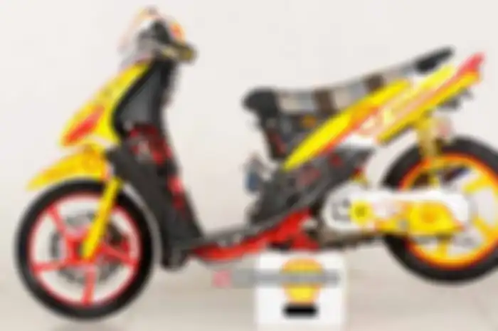 Menurut Dharmawan, bikin motor ala tunggangan road race adalah seni tersendiri. “Biasanya motor yang ikutan kontes modifikasi kelas racing look, diubah ala motor drag bike Thailand. Nah, saya bikin yang beda, Yamaha Mio dibikin tampang road race jadi