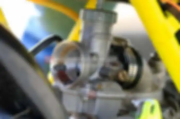 Modifikasi karbu Yamaha Mio korek harian yang tembus 9 detik di drag bike resmi ini bikin penasaran. Sebelumnya EM- Plus sudah sedikit bahas tentang detail ubahan bagian silinder dan head silinder. Owh iya, motor ini milik M. Bahar dari tim NM2 Shoto