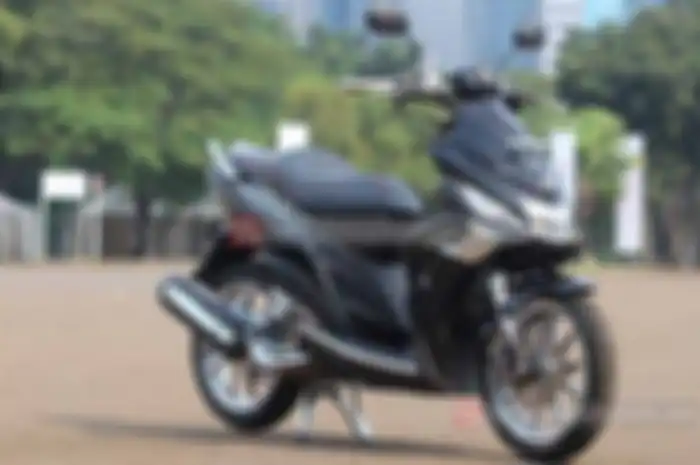 Loh, motor modifikasinya Yamaha Mio M3 kok judulnya gara-gara kesengsem Nouvo? Begini ceritanya, pemilik Mio M3 bernama Bro Riza Fahlivi ini sebenarnya beli matik Yamaha itu hanya untuk wara-wiri jarak dekat. “Buat jalan-jalan sore di sekitaran rumah