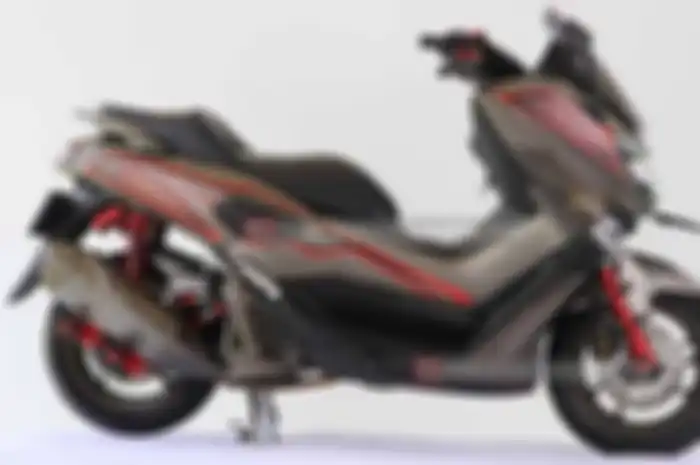 “Biar lebih gereget, pelek standar dikasih sentuhan carbon look warna emas, lewat teknik water printing,” tukas Cuq, panggilan akrab Rizky Geofanny. Kemudian dibalut karet bundar merek Pirelli. Untuk sok belakang, pakai merek GEN. Swing arm dan sok d