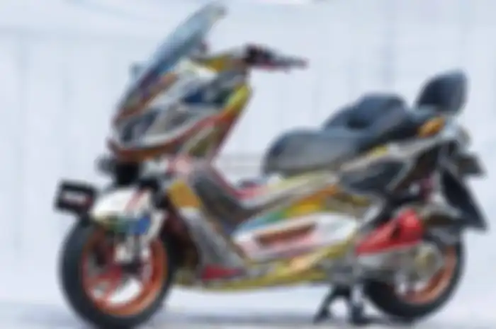 Meski bodi dilabur warna maksimal, namun untuk jok cukup kelir gelap, yakni hitam polos. Namun konturnya dikustom lebih menarik dan empuk, dengan menambah busa dan mengaplikasi sandaran, baik pada posisi rider maupun boncenger. Tentu kulit pembungkus