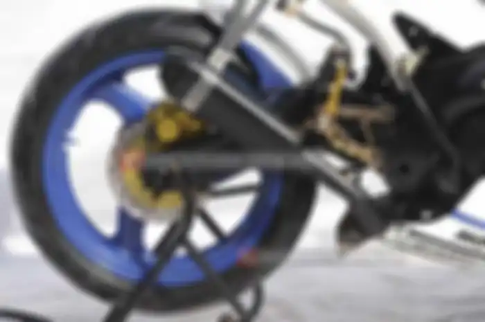 Menyesuaikan desain, buntut kena diskon besar. Seperti sub frame belakang yang diganti pakai pipa 1/2 inci. Desain mengikuti fungsi, dimana pipanya dirangkai sederhana dengan tumpuan pada bagian belakang main frame. Sehingga secara estetika, lebih ap