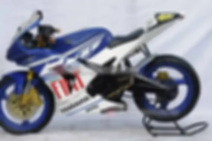 Namanya penggemar berat, kadang bisa melakukan apa saja sebagai bukti kecintaan pada tokoh idola. Contohnya A’al yang kekeuh ubah bentuk Yamaha Scorpio, jadi full fairing ala pacuan MotoGP. Kebetulan A’al fans berat Valentino Rossi. Jadi, Scorpio dim