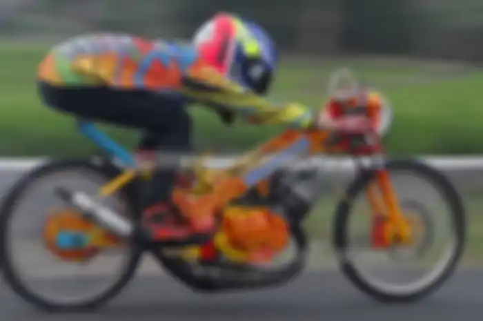 Tim Rawarontek, memang terbilang baru turun di drag bike. Namun dalam event final BG Drag Bike lalu di Sumenep, Jawa Timur, Yamaha Touch racikan mereka langsung jadi jawara kelas sport 2-tak 140 cc. Catatan waktunya 7,4 detik lewat pembalap Ricko Boc