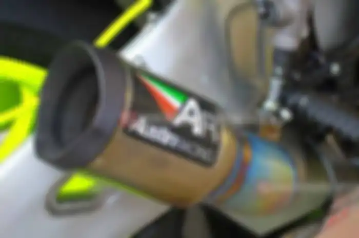 Knalpot jadi andalan modifikasi Yamaha YZF-R1M spek WSBK untuk balap di Sentul. Engine yang menganut kruk as tipe crossplane (2700-1800-900-1800), ini diatur ulang dengan cara flash electronic control unit (ECU) atau diseting ulang. Setingan tadi, un