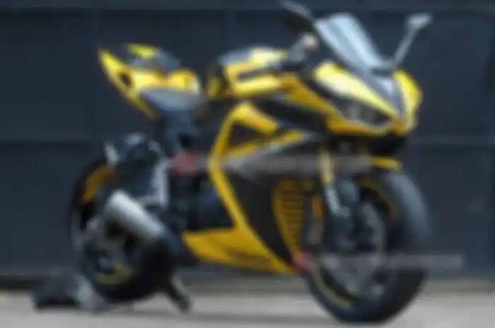 Kalau dilihat kasat mata, Yamaha YZF-R25 milik Fhari, warga Kendari, Sulawesi Tenggara ini, hanya berlabur kuning kombinasi motif karbon kevlar. Tapi, jangan salah, kuning yang disematkan di body customnya itu, ternyata hasil pencampuran 3 macam warn