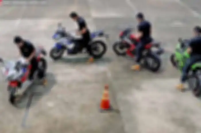 Setiap motor punya radius putar setang yang terbatas. Radius putar setang adalah kemampuan setang motor untuk  digerakan ke kiri dan ke kanan dengan bertumpu pada poros komstir. Biasanya, setiap motor punya sudut pergerakan yang berbeda.