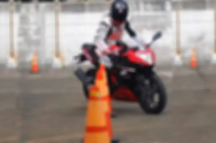 Sedikit kaget memang kala merasakan Kawasaki Ninja RR Mono saat melahap 10 cone. Dengan ruang kemudi yang paling pendek dan nekuk, awalnya rider menyangka paling susah bermanuver itu di atas Mono. Namun, saat melewati cone dan berganti arah kiri-kana
