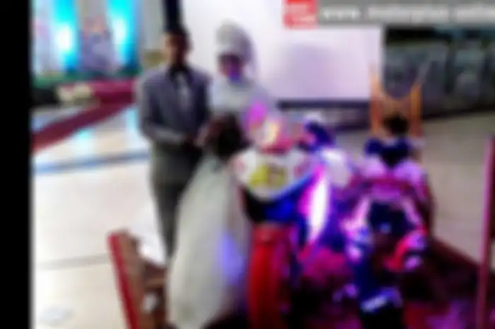 Ahmad Marta nikah di motor. Bukan nikah sambil naik motor. Tapi, pembalap yang jadi juara umum OMR Honda CBR 250 ini sukses mengucap janji sehidup-semati di sebelah tunggangan kesayangannya. Pembalap yang punya nama lengkap Ahmad Zaki Marta ini mempe
