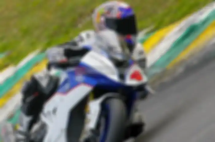 Mantan pembalap MotoGP yang beken di era 90-an Alex Barros naik podium lagi di arena balap. Barros berhasil naik podium di kejuaraan Superbike