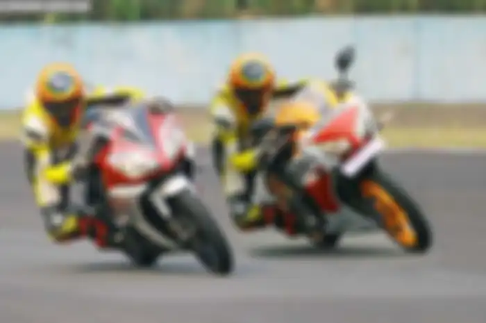 Di sirkuit Sentul, Tommy Patria berhasil mencetak top speed 145 km/jam di atas All New Honda CBR 150R. Sedang R15 cuma mentok di angka 135 km/jam.