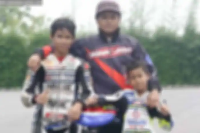 Aldi, anak kandung mantan pembalap road race, Diky Hestu. “Dulu sengaja saya ikutkan grasstrack dan motocross. Tujuannya pembentukan nyali, mental, fisik dan teknik balap. Adli sekarang ikut di Yamaha Kid,” ungkap Dicky.