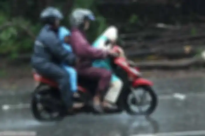 Bonceng anak saat kondisi normal sangat berisiko. Apalagi, bonceng anak saat musim hujan lebih beresiko lagi. Tambahan lagi, salah memilih jas hujan saat anak ikutan di motor. Salah pilih akan jadi jas hujan berbahaya saat bonceng anak musim hujan