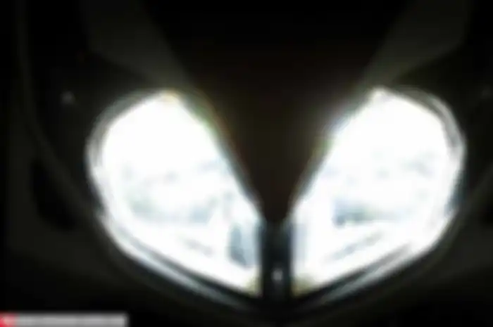 Pengguna Yamaha Xeon keluaran lawas (sebelum tipe Xeon RC) yang ingin merubah tampilan tunggangan kesayangan jadi lebih segar, bisa mengaplikasikan LED bar penghias headlamp ini. Langkah ini juga merupakan salah satu trik bikin cahaya lampu Yamaha Xe