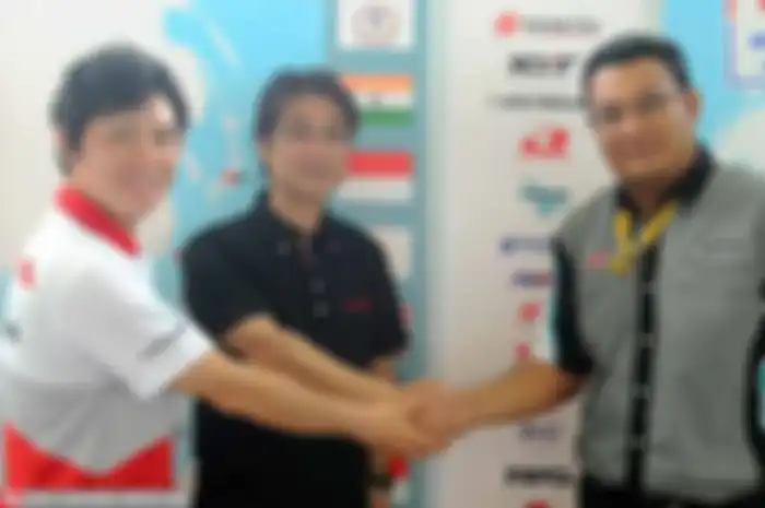 Ketahuan juga ide awal Asia Dream Cup dimulai dengan gagasan bikin kelas Moto3. “Ini saran kami supaya jenjang ke Moto3 dunia lebih mudah,” kata Hiroyuki Fujiwara, Departement Manager, Motorcycle Departement, Motorsports Division HMC. “Saya kurang s