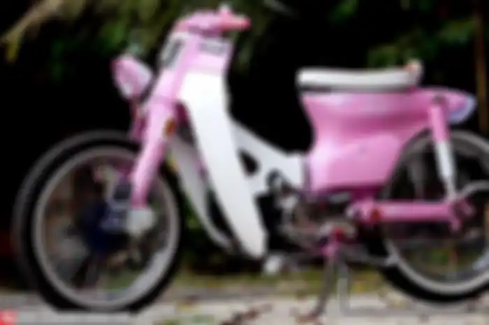 Waktu senggang setelah beraktifitas di pasar dipakai Dadan untuk memenuhi keinginan sang istri.