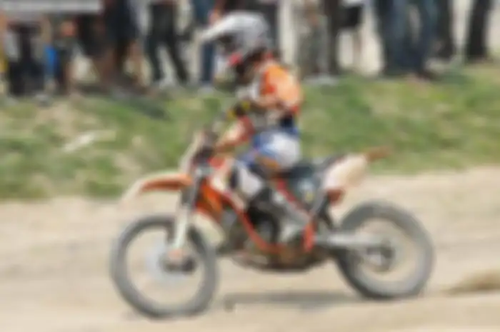 Kawasaki Athlete punya tim SGM Racing Team (SRT), Binjai, Sumatera Utara, fokus bermain di putaran atas. Putaran mesinnya mencapai 14.500 rpm. Hasilnya, Athelete yang dipakai B’Coco dan Giri Wanggai menguasai podium tertinggi balapan grasstrack di As