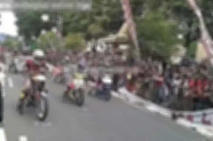 Pembalap serbu layout sirkuit baru di Blora. Gelaran Gadhuro Road Race Open Championship 2017 yang digelar di sirkuit alun-alun Blora minggu (19/2) diserbu pembalap. T