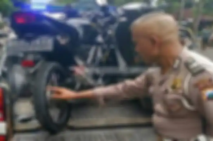 RDP pelajar SMP kelas dua sebuah SMP di Ngawi, Jawa Timur menabrak seorang ibu hingga kritis.  Kecelakaan ini terjadi karena RDP kebut-kebutan di Jl. Raya Diponegor, Senin (31/01).