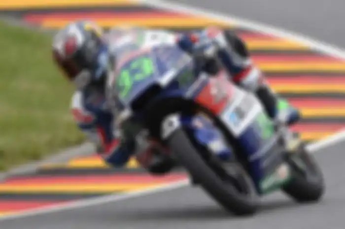 Sisa sepersekian detik, Enea Bastianini mengejutkan dengan menyodok di hasil babak kualifikasi Moto3 Jerman yang baru selesai beberapa menit lalu (16/7). Enea Bastianini jadi yang tercepat di babak kualifikasi Moto3 Jerman dan di sirkuit Sachsenring 