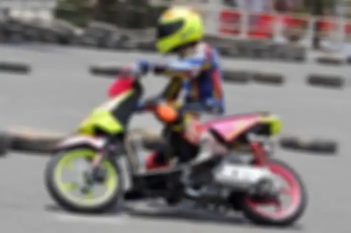 Road race di Kalimantan Selatan, biasanya tak lebih dari 7 lap. Belum lagi panjang lintasan kurang dari 1 km dan banyak tikungan patah-patah. Artinya selain skill pembalap, akselarasi jadi andalan buat memenangi balapan.