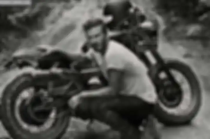 Beckham yang saat itu menunggangi Super Vintage 93" Knuckle, kabarnya sempat dikejar Paparazi hingga alami kecelakaan kecil. Hal tersebut terjadi usai mengunjungi salon tato, Shamrock Tattoo di jalan Sunset Boulevard, West Hollywood. "Beruntung tidak