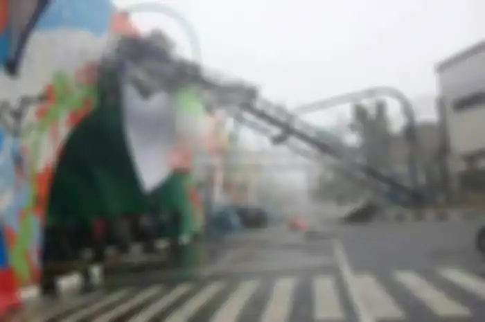 Berita duka datang dari Bandung, Jawa Barat, hari ini (19/4) terjadi hujan badai disertai angin kencang, beberapa Netizen mengunggah foto akibat hujan badai di Bandung merobohkan bangunan dan menumpa motor.