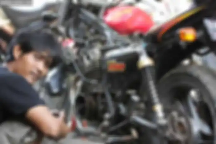 Berawal dari mengoprek Honda CBR 150, Iskandar Perdana yang biasa dipanggil Mamang ini mencoba mencari peruntungan lain dengan mendalami motor Suzuki Thunder 250. Dengan skill dan pengalaman ngoprek CBR, ia tak menemui kesulitan menangani Thunder 250