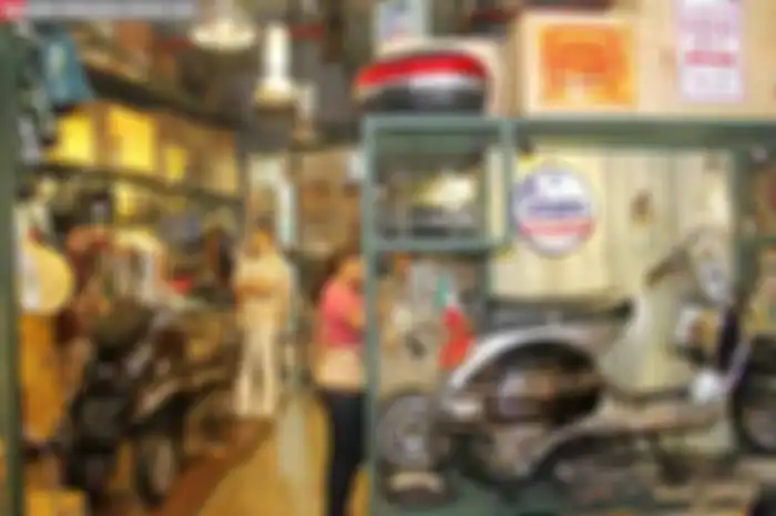 Berburu part variasi dan apparel penunjang riding tentu menjadi hal yang sangat mengasyikan. Begitu juga untuk penunggang Vespa modern atau Vespa matic yang ingin tampil gaya. Meski penjual part variasi Vespa masih cukup sulit ditemui, masih ada kok 